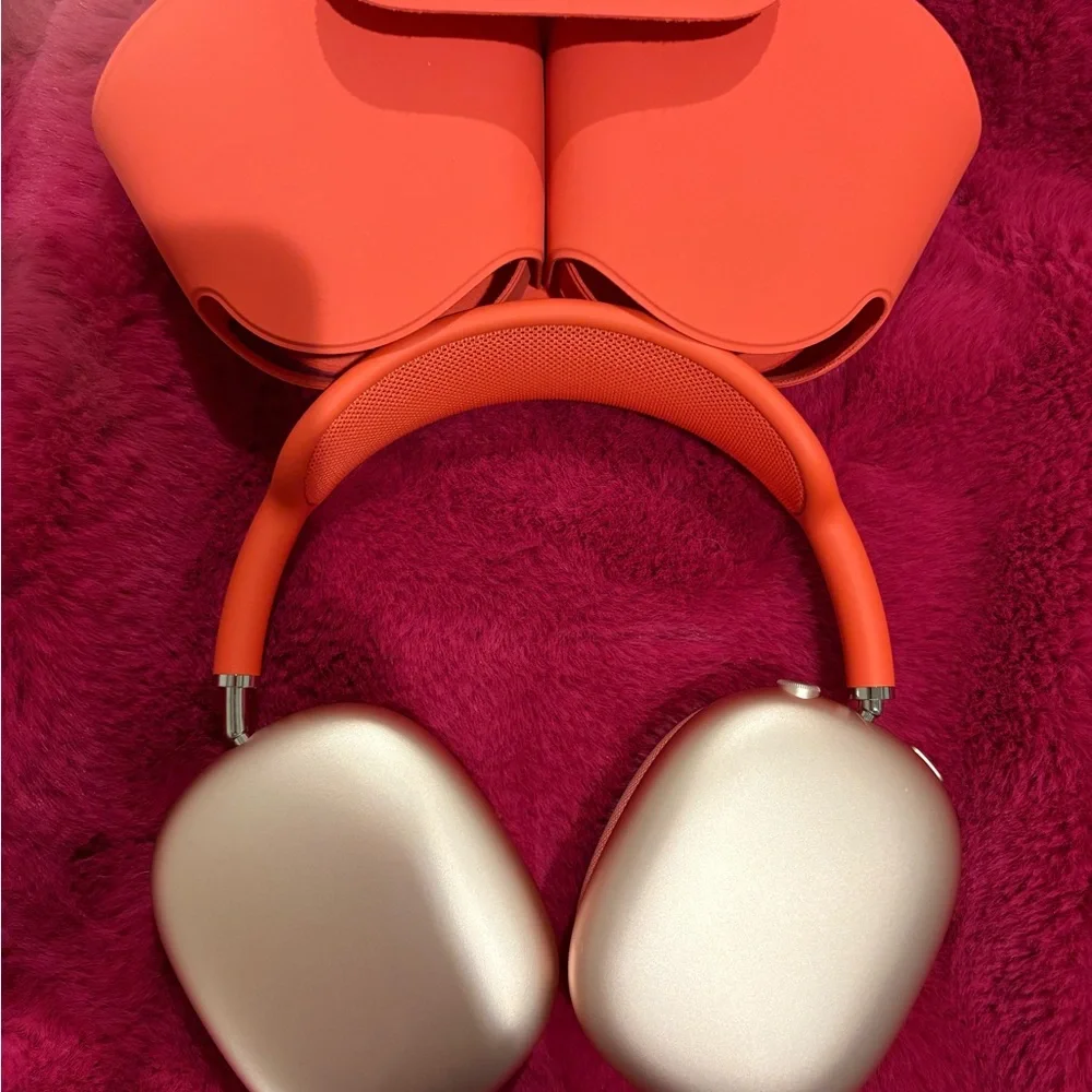 Gently used Apple AirPod Max - Lightning Connection - charger included